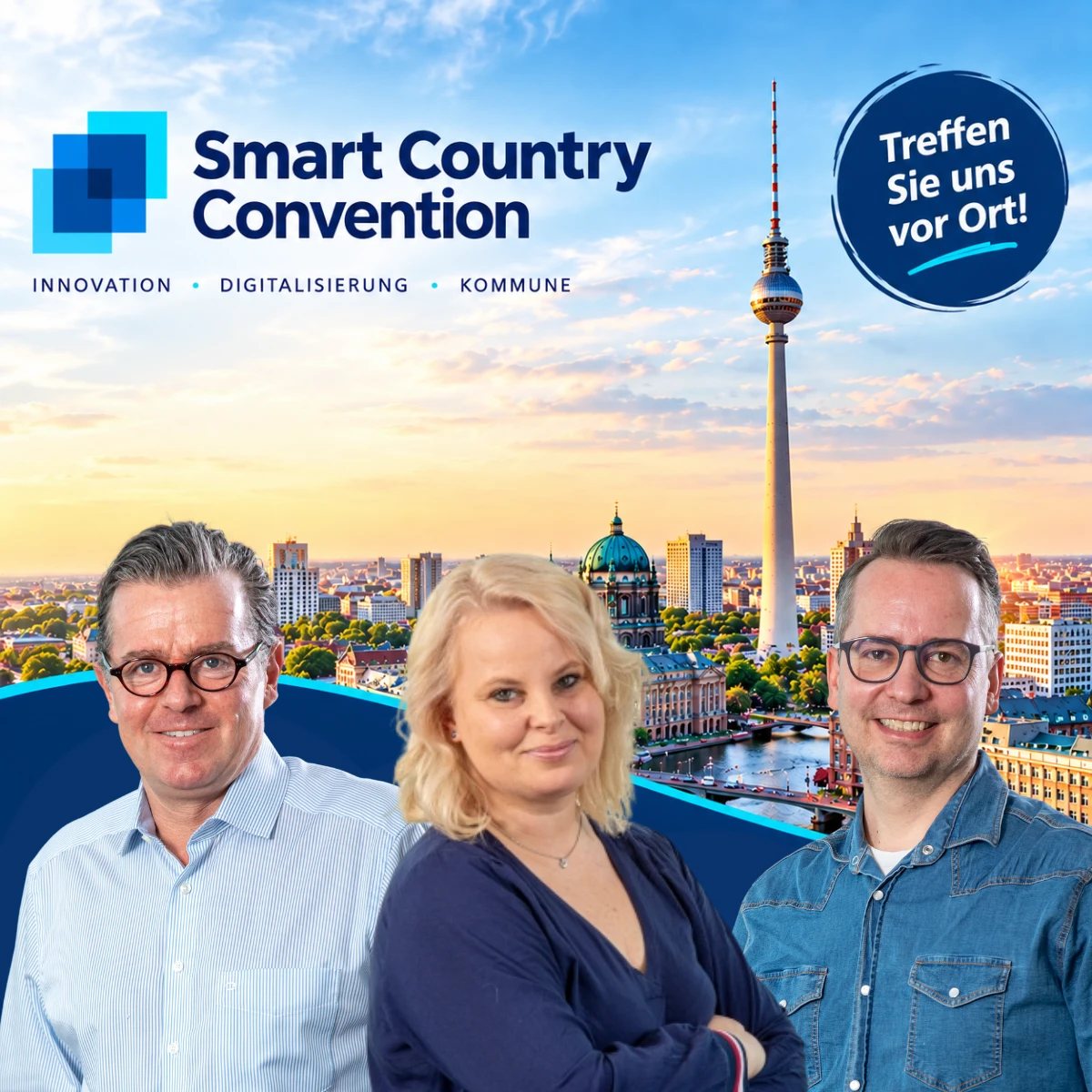Das Syrcon-Team vor der Berliner Skyline mit Fernsehturm, dazu das Logo der Smart Country Convention und der Hinweis „Treffen Sie uns vor Ort!“